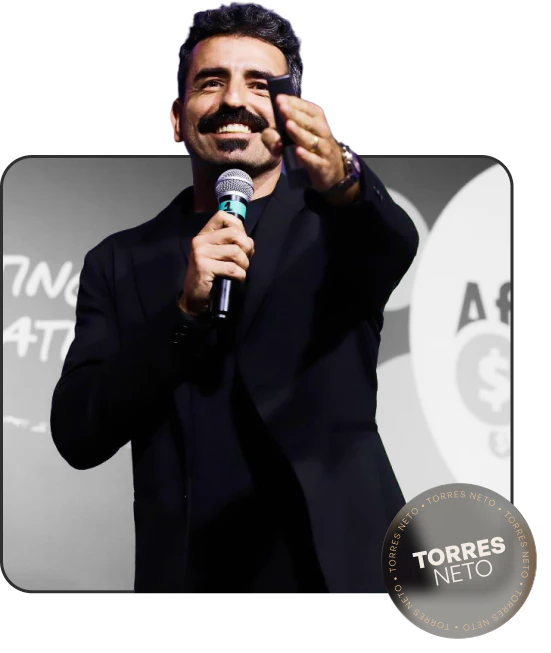 Torres Neto discursando em um palco, com o selo da marca sobreposto